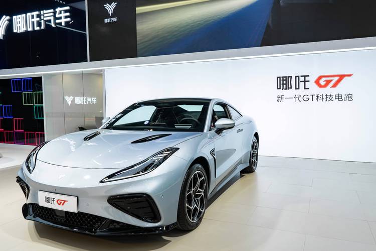 深圳153哪吒汽车在智能汽车领域的表现，领途汽车在新能源汽车市场中的影响力